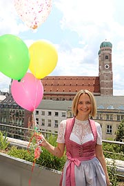 Eileen von Trachten Angermaier in einem Dirndl der Catherine Hummels by Angermaier Kollektion  (©Foto:Martin Schmitz)